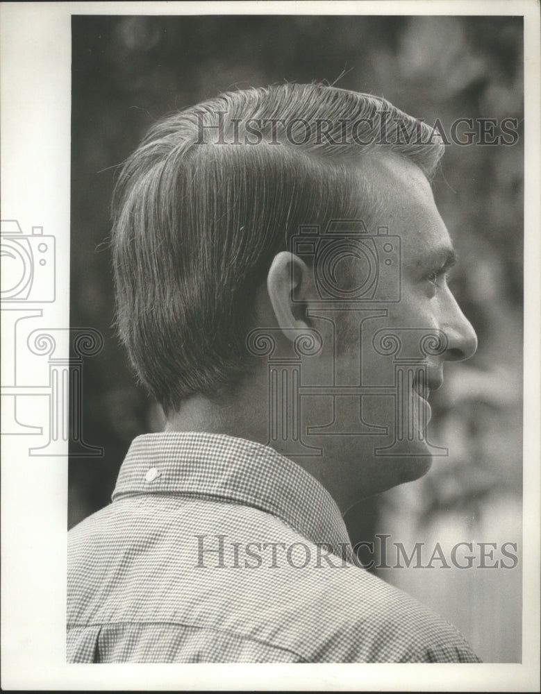 1970 Press Photo Anthony T Jones former policeman demoted for refusing hair cut.