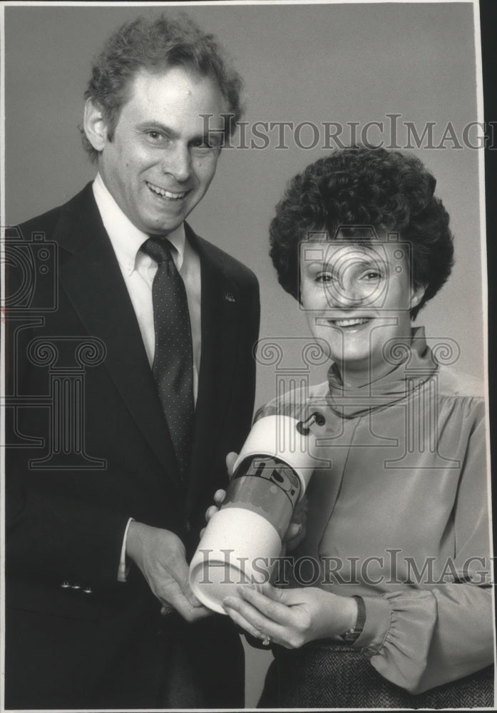 1989 Press Photo Stuart and Elaine Jones hold water purification unit, Waukesha- Historic Images