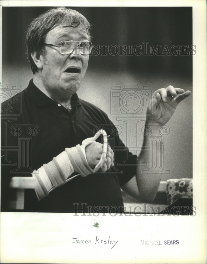 1982 Press Photo James A. Keeley during a rehearsal, Milwaukee- Historic Images