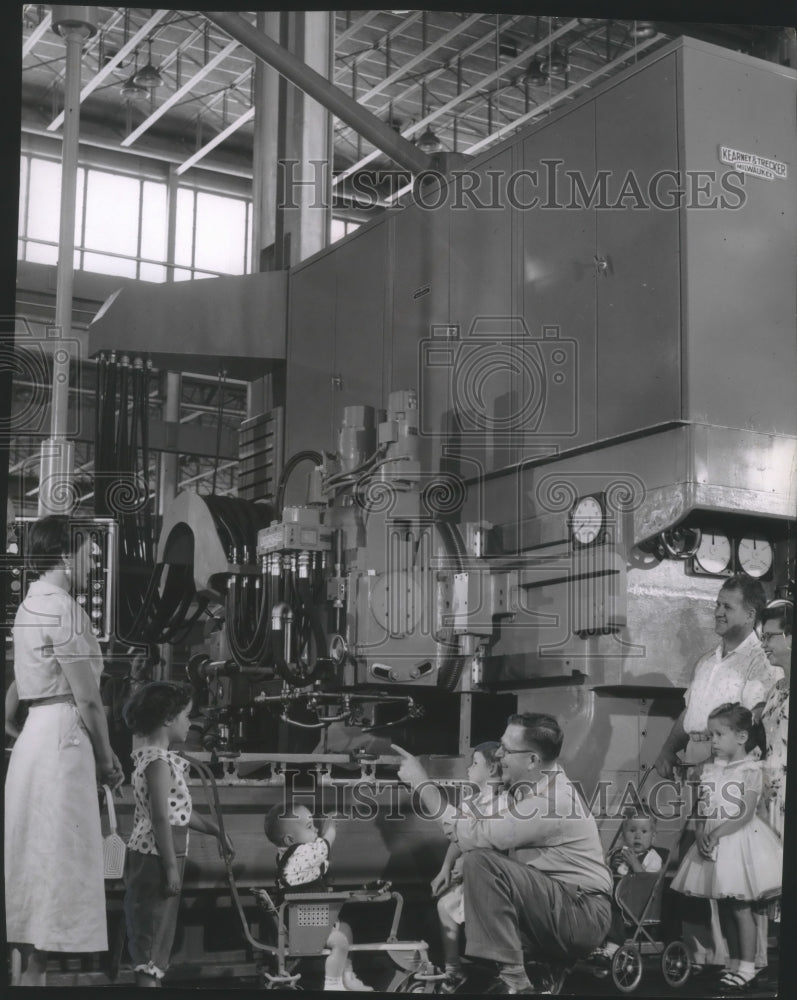 1955 Press Photo Families of Kearney &amp; Trecker staff visit Milwaukee factory- Historic Images