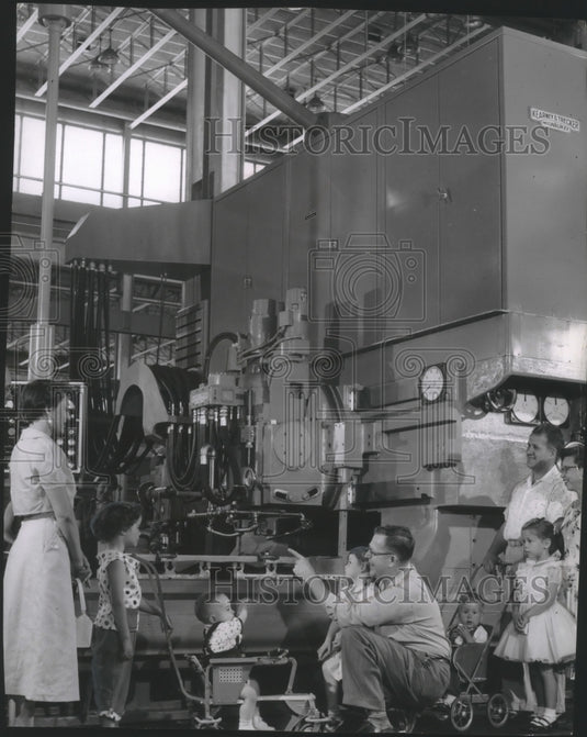 1955 Press Photo Families of Kearney & Trecker staff visit Milwaukee factory- Historic Images