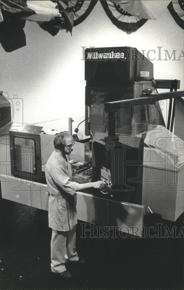 1981 Press Photo Scott Mueller, technician at Kearney &amp; Trecker Corporation - Historic Images