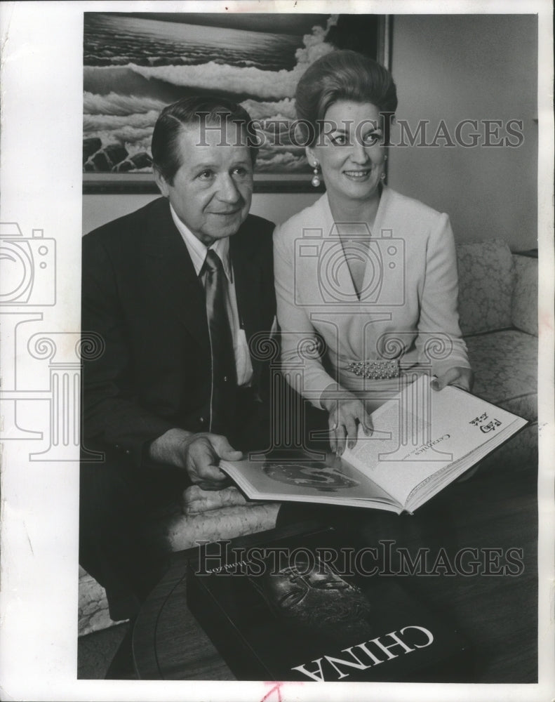 1971 Press Photo Mr. & Mrs. Stanley Janders plan for Opera Club ball - mjb75825