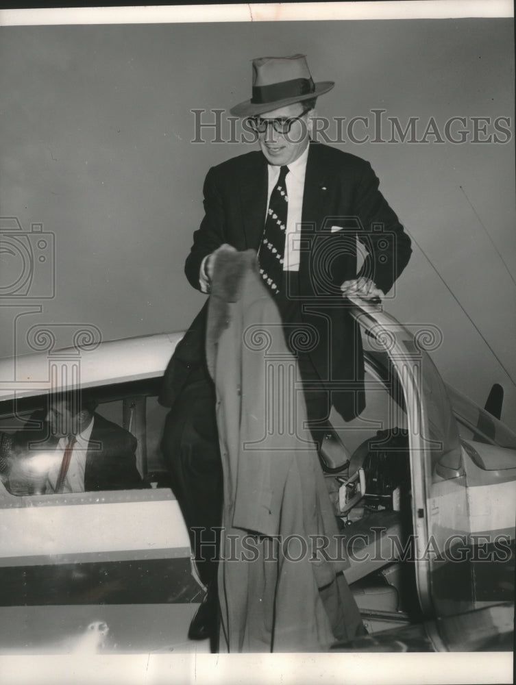 1956 Press Photo Senator Kefauver leaving airplane in Green Bay, Wisconsin.- Historic Images