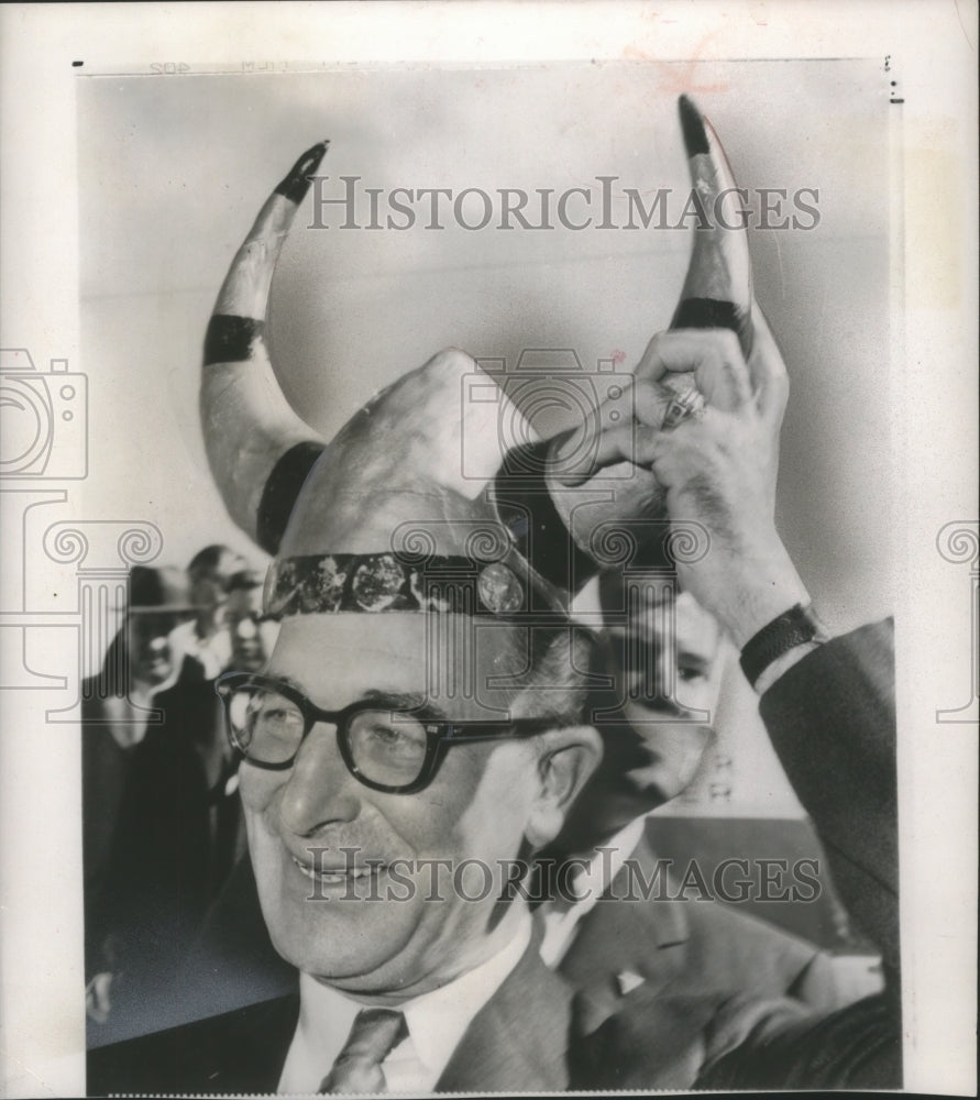 1956 Press Photo Senator Kefauver wearing Norseman&#39;s headpiece, Minneapolis.- Historic Images