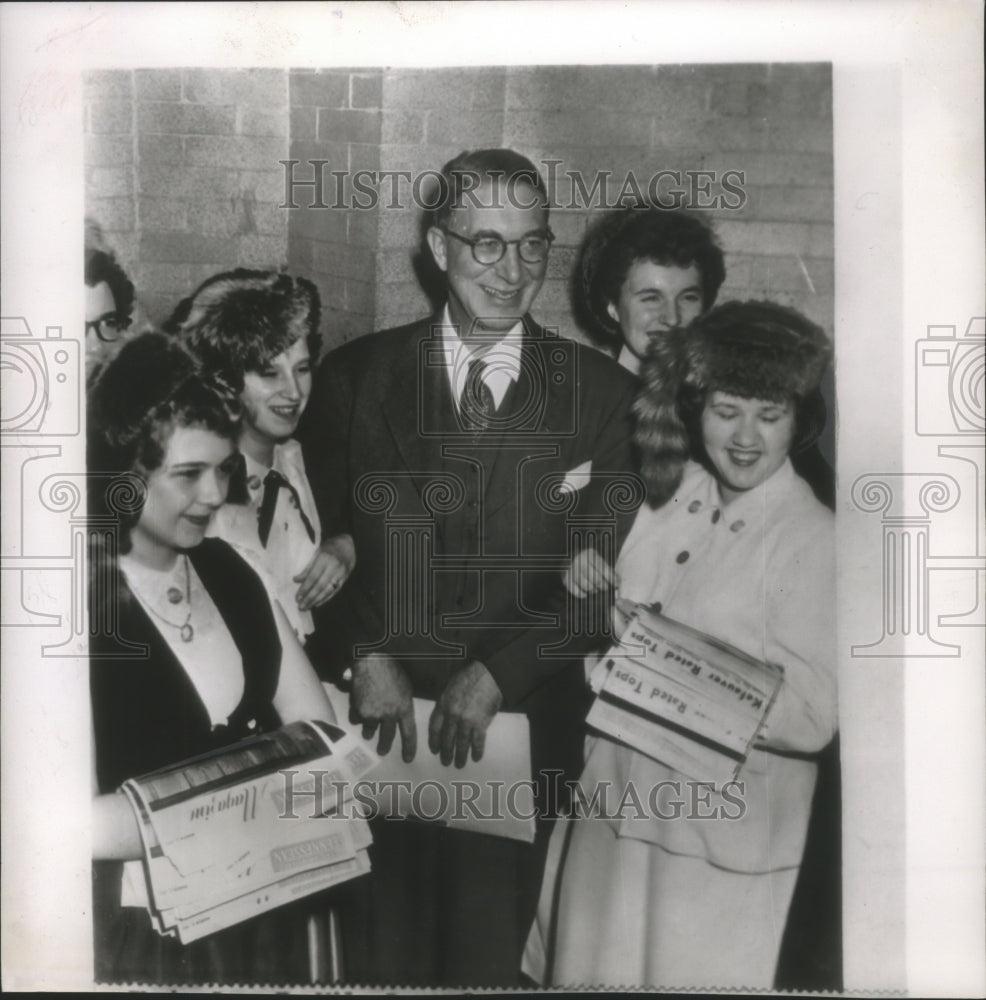 1952 Press Photo Senator Estes Kefauver with supporter ushers, Wisconsin.