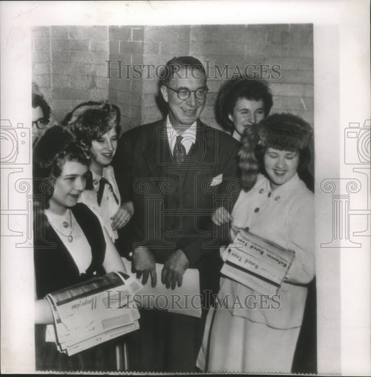 1952 Press Photo Senator Estes Kefauver with supporter ushers, Wisconsin.