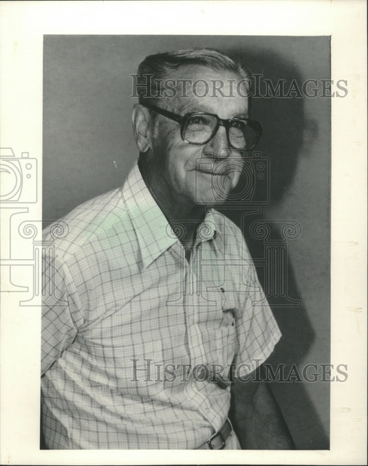 1985 Press Photo Clem Janicki, poses for photo, once a fast dash runner in 30's.- Historic Images