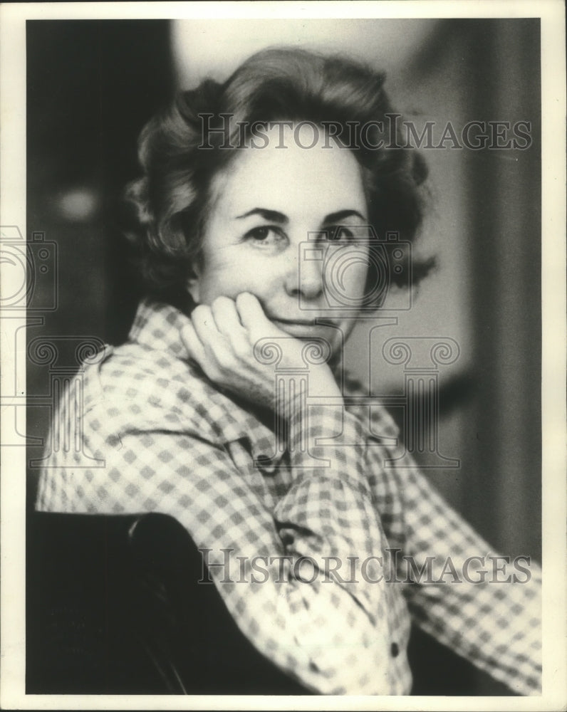 Load image into Gallery viewer, 1971 Press Photo Elizabeth Janeway author and critic posing for photo.
