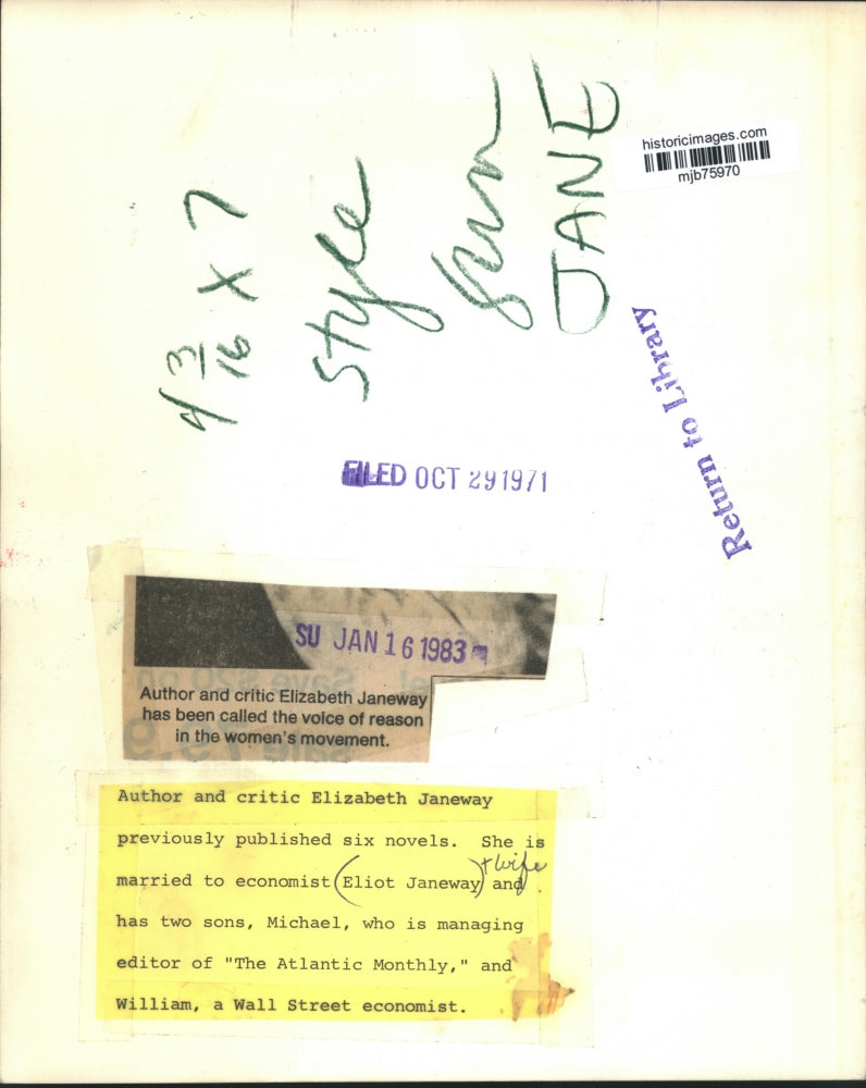 1971 Press Photo Elizabeth Janeway author and critic posing for photo.