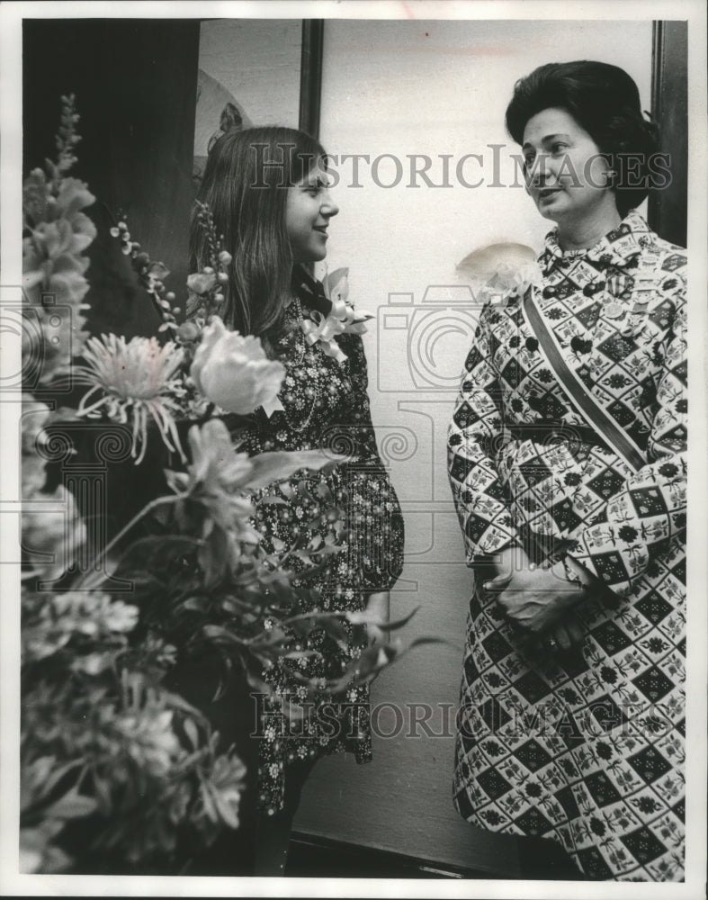 Load image into Gallery viewer, 1972 Press Photo Susan Reek contest winner talking to Mrs. Janikowsky at lunch.
