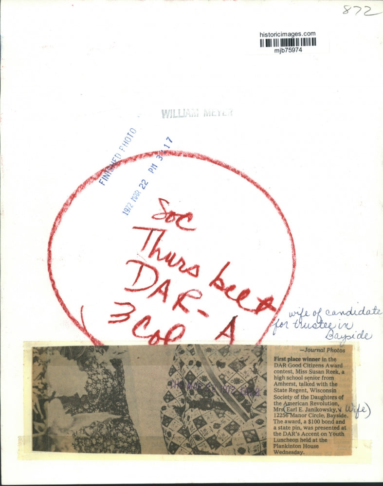 1972 Press Photo Susan Reek contest winner talking to Mrs. Janikowsky at lunch.