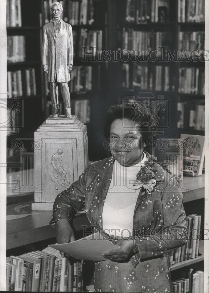Load image into Gallery viewer, 1976 Press Photo Diane Johnson, commencement speaker at Lincoln High School

