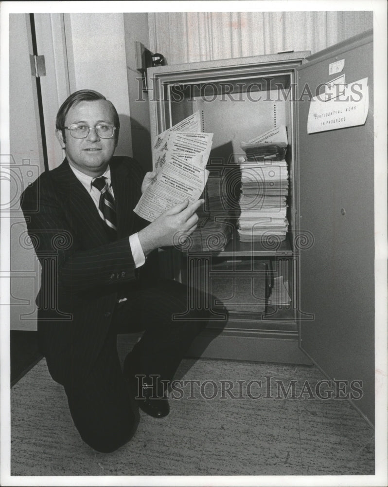 Load image into Gallery viewer, 1977 Press Photo Frank Johnson and Oscar ballots at Price Waterhouse and Company
