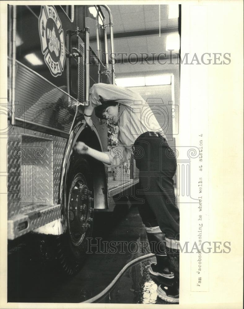 1985 Press Photo Madison firefighter Pam Jacobson washes fire truck at station 4- Historic Images