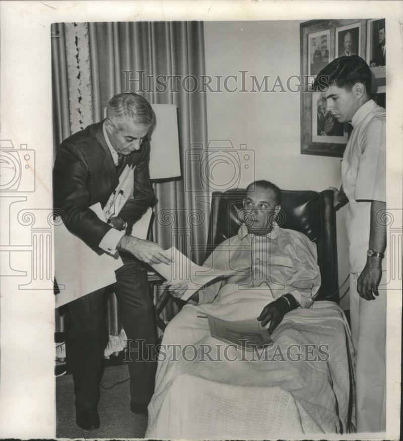 Load image into Gallery viewer, 1965 Press Photo President Johnson and Jake Jacobson, at Bethesda Naval Hospital
