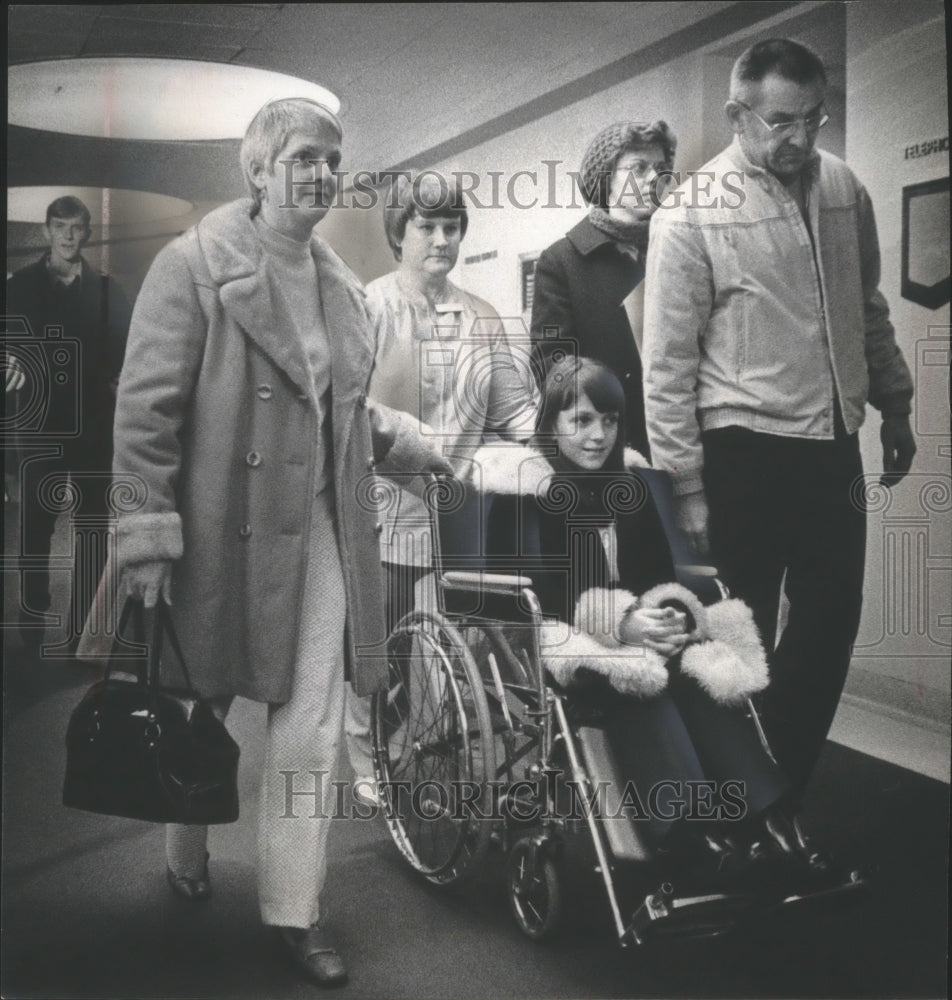1974 Press Photo Mary Jansen going home from hospital with Aunt and Uncle