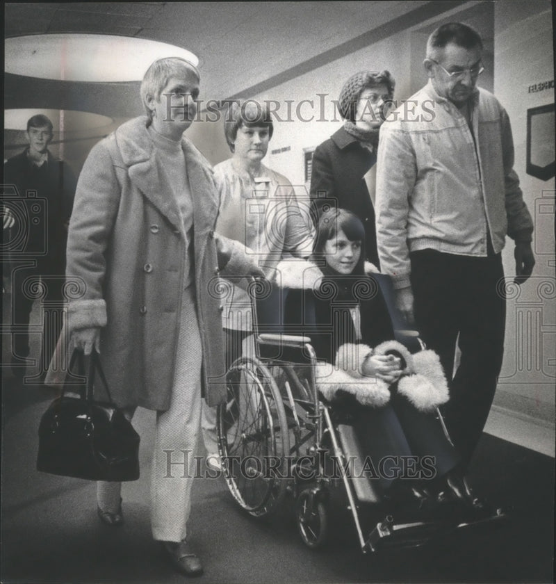 Load image into Gallery viewer, 1974 Press Photo Mary Jansen going home from hospital with Aunt and Uncle
