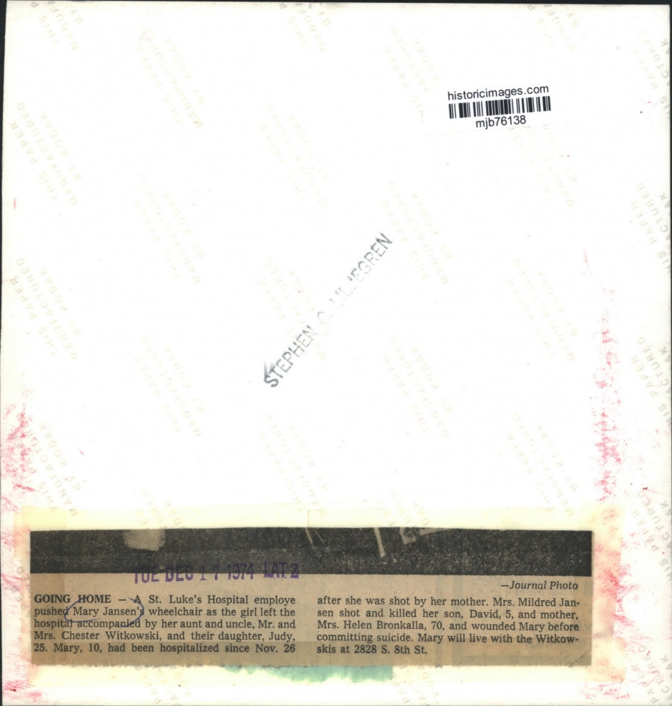 1974 Press Photo Mary Jansen going home from hospital with Aunt and Uncle