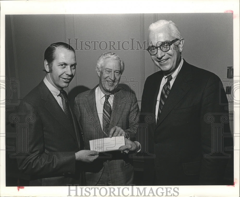1973 Press Photo Ralph Inbusch presents a check to leaders of Inland Financial.