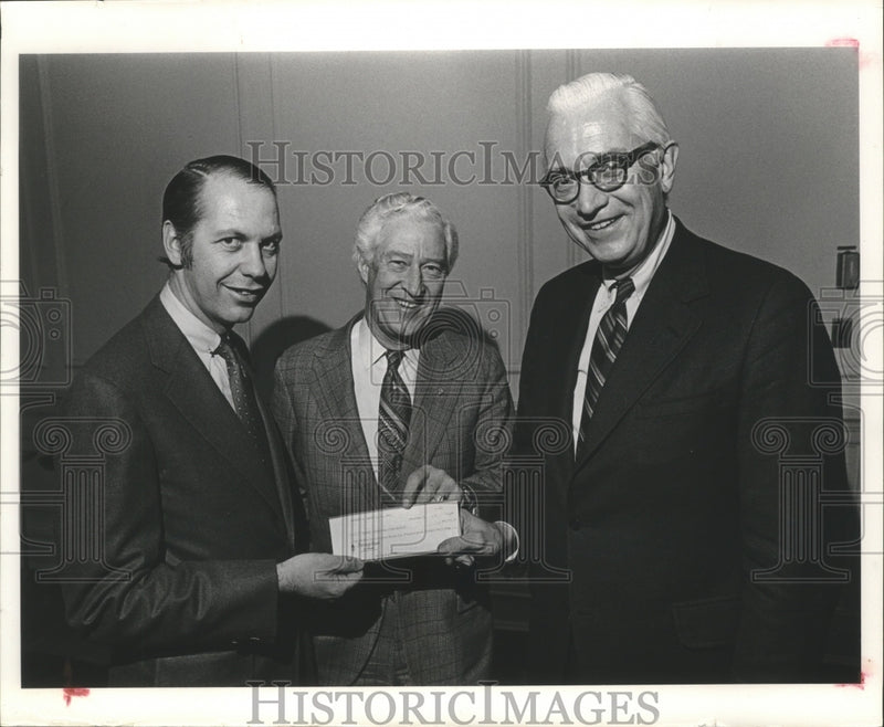 Load image into Gallery viewer, 1973 Press Photo Ralph Inbusch presents a check to leaders of Inland Financial.
