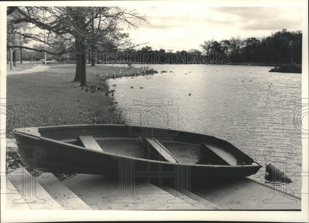 1986 Press Photo A boat along the shoreline at Jackson Park Lagoon- Historic Images