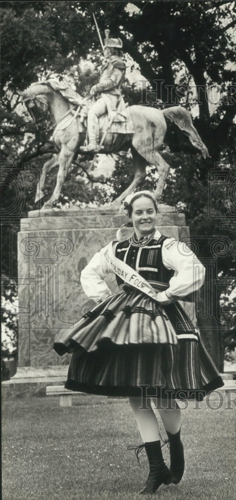 1982 Press Photo Kristina Kaminski in Polish dress at Kosciuszko Park, Wisconsin- Historic Images