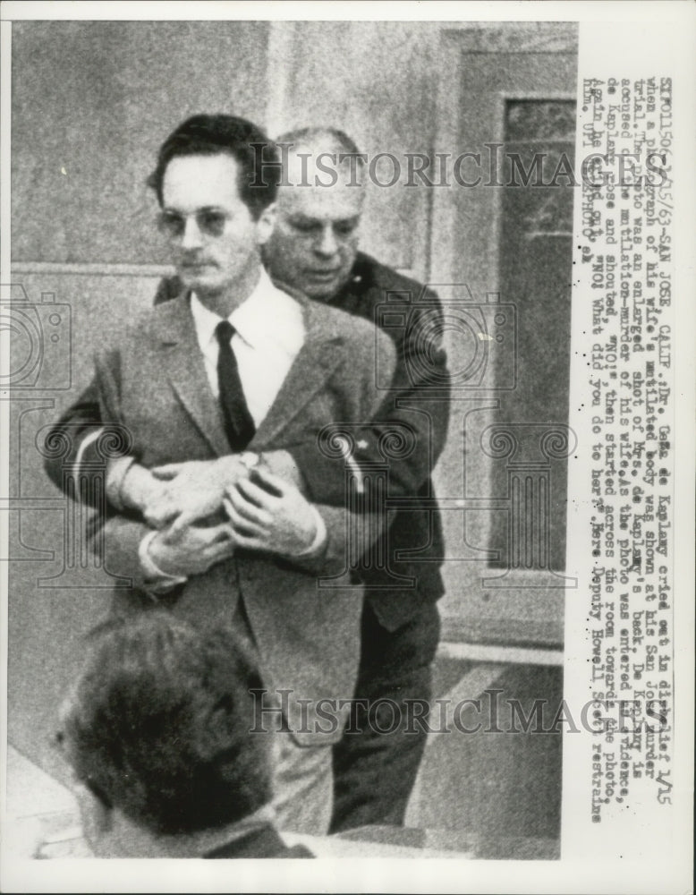 1968 Press Photo Dr Geza de Kaplany being restrained in a San Jose courtroom