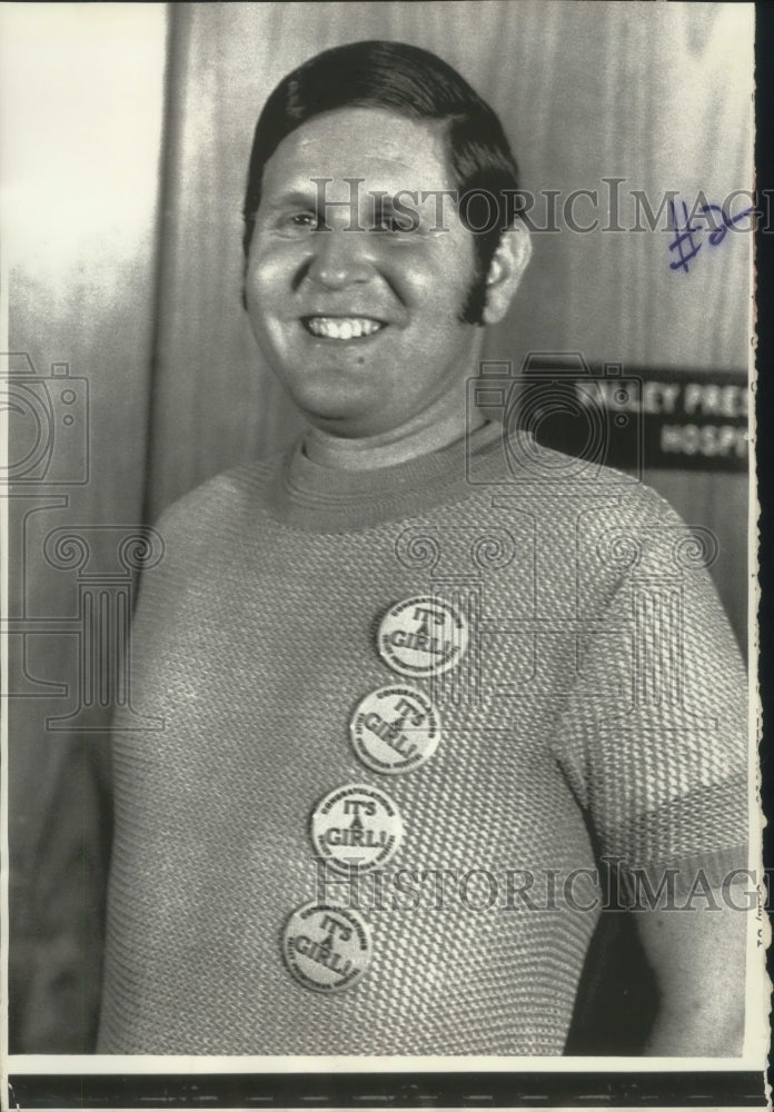 1971 Press Photo Paul Kaplan, proudly wears 4 &quot;It&#39;s a Girl&quot; buttons for quints- Historic Images