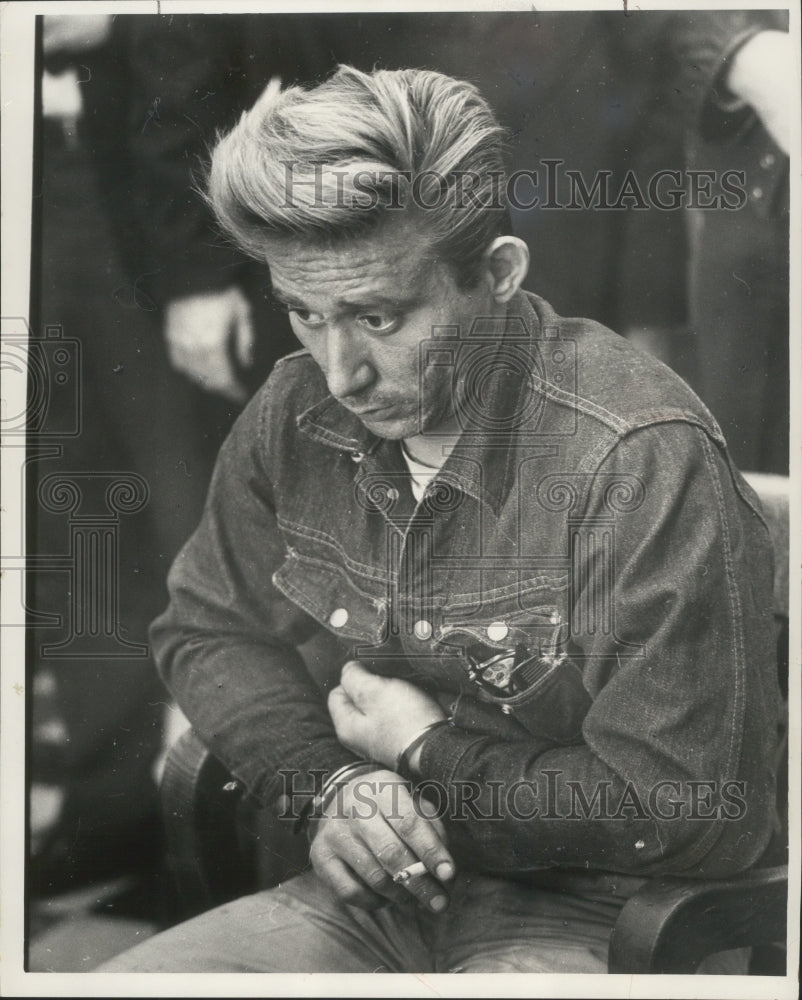 1966 Press Photo Handcuffed Harold Kanmich in DA's office in Wauwatosa- Historic Images