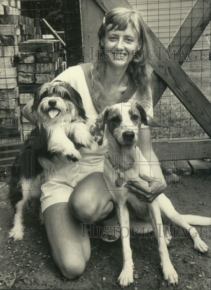 1983 Press Photo Diane Kasten, Ozaukee Humane Project, Wisconsin, with her dogs- Historic Images