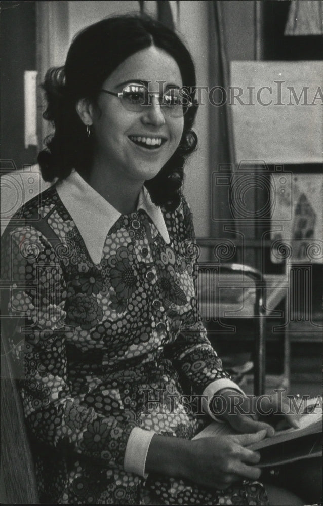 Load image into Gallery viewer, 1973 Press Photo Sherri Kasdorf, teacher, shown with teaching machine.
