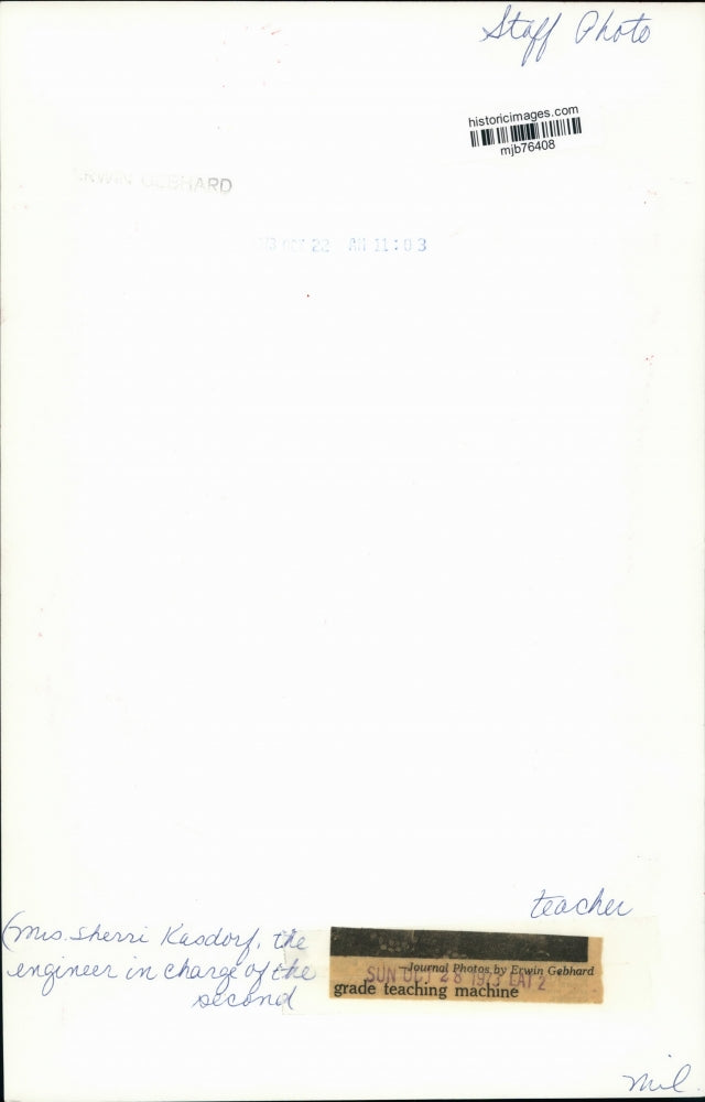 1973 Press Photo Sherri Kasdorf, teacher, shown with teaching machine.