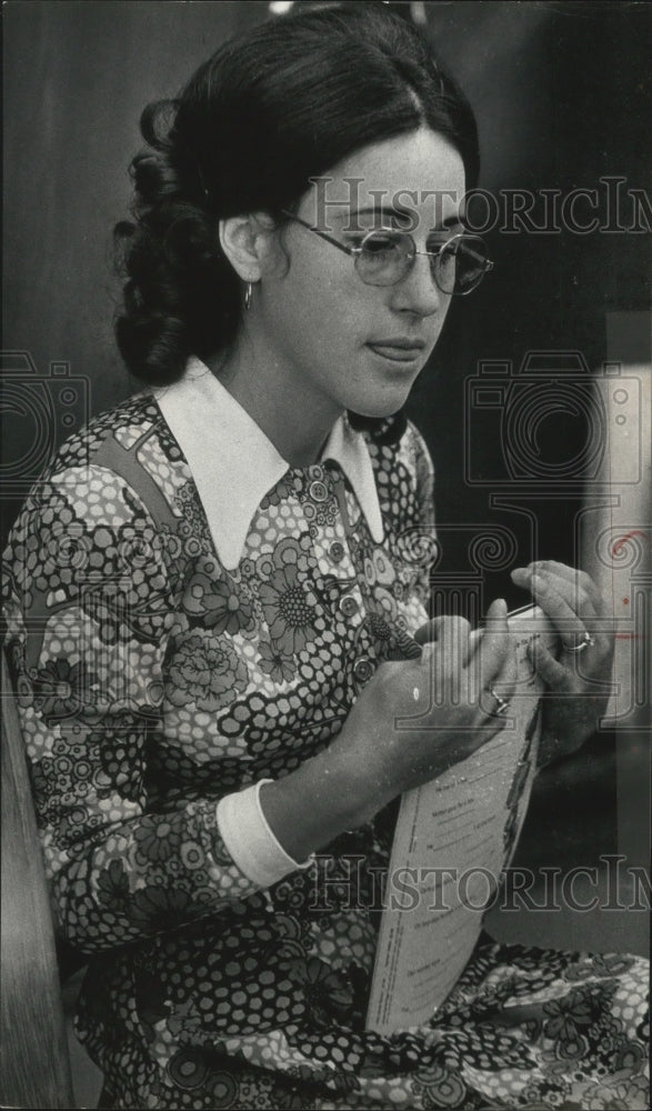 Load image into Gallery viewer, 1973 Press Photo Sherri Kasdorf, engineer of teaching machine, Milwaukee
