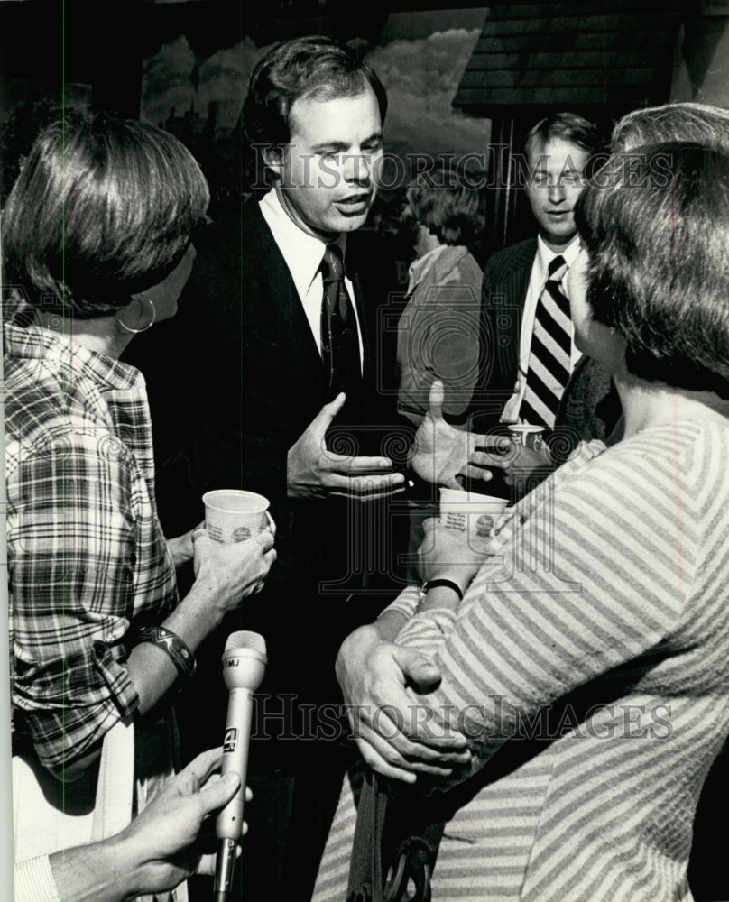 1978 Press Photo Robert Kasten with friends, Turner Hall, Milwaukee, Wisconsin- Historic Images