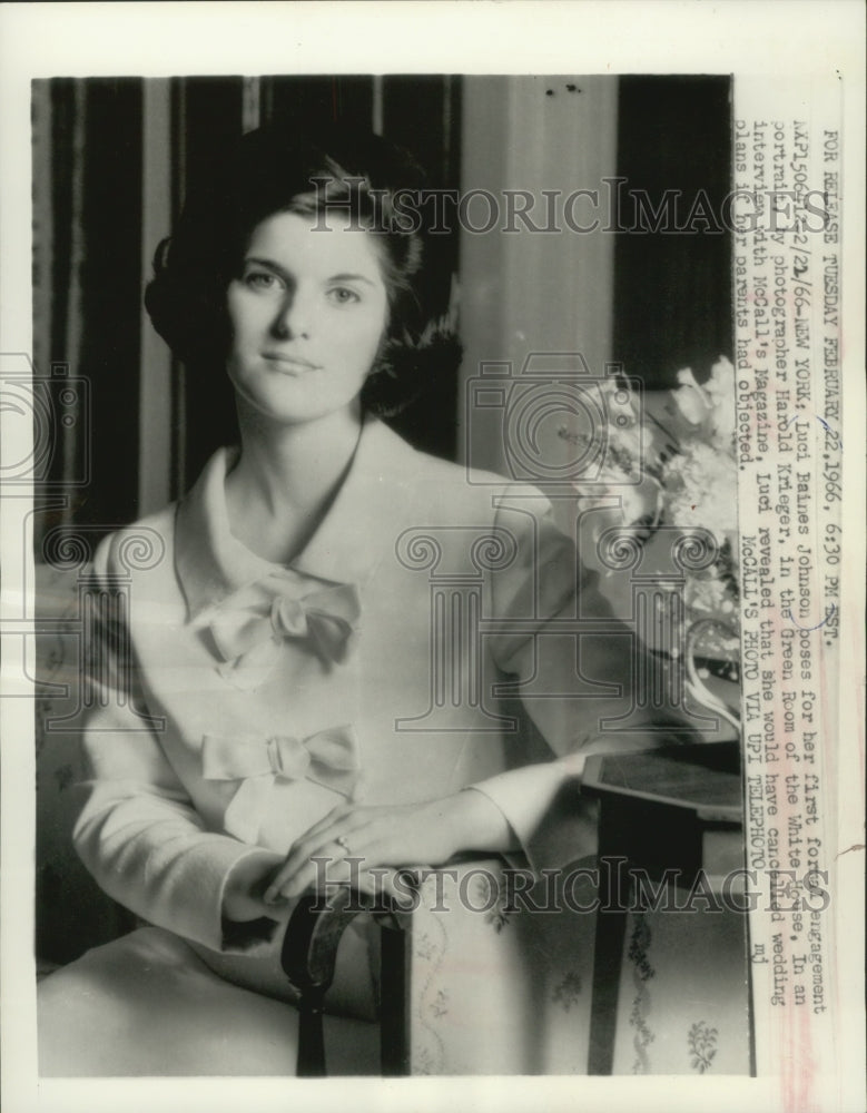 1966 Press Photo Luci Baines Johnson poses in the White House Green Room- Historic Images