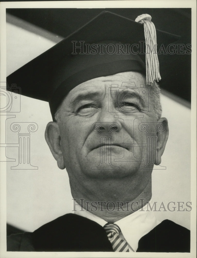 1964 Press Photo President Lyndon Johnson at commencement, Holy Cross College- Historic Images