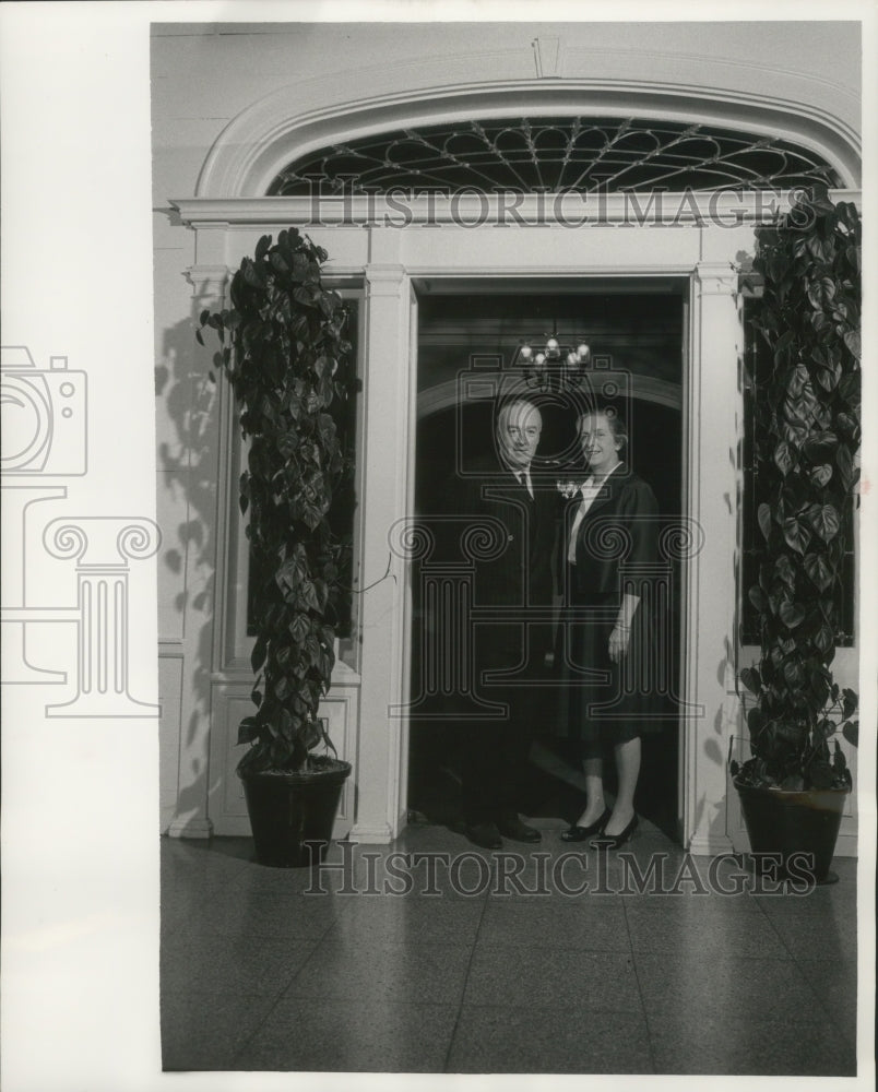 1964 Press Photo Colonel Sir John John Johnson and Lady Johnson visit Milwaukee