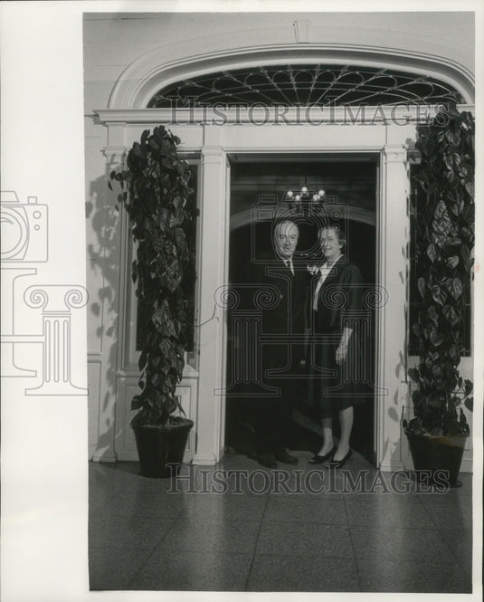1964 Press Photo Colonel Sir John John Johnson and Lady Johnson visit Milwaukee
