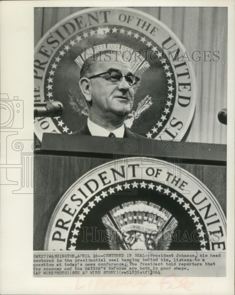 1964 Press Photo President Johnson, news conference in front of seal, Washington- Historic Images