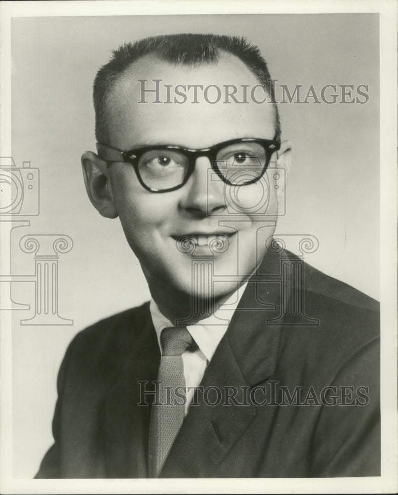 Load image into Gallery viewer, 1963 Press Photo Charles M. Phillips Radio executive in Milwaukee - mjb76643
