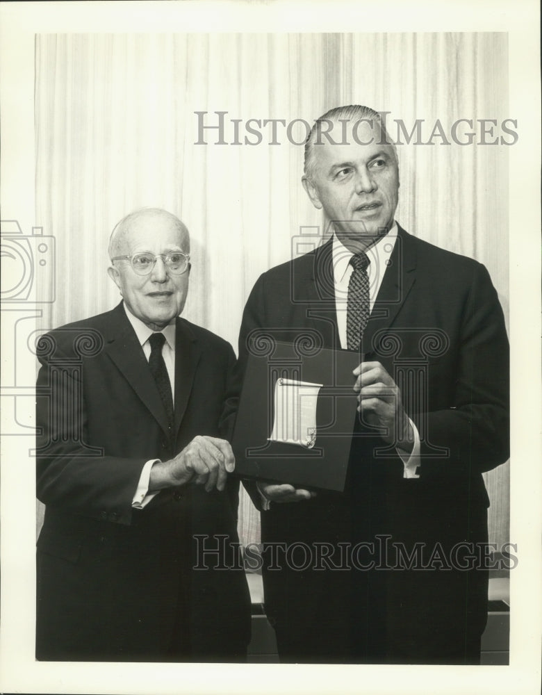 1970 Press Photo Harris Perlstein accepts Brotherhood award Continental Plaza