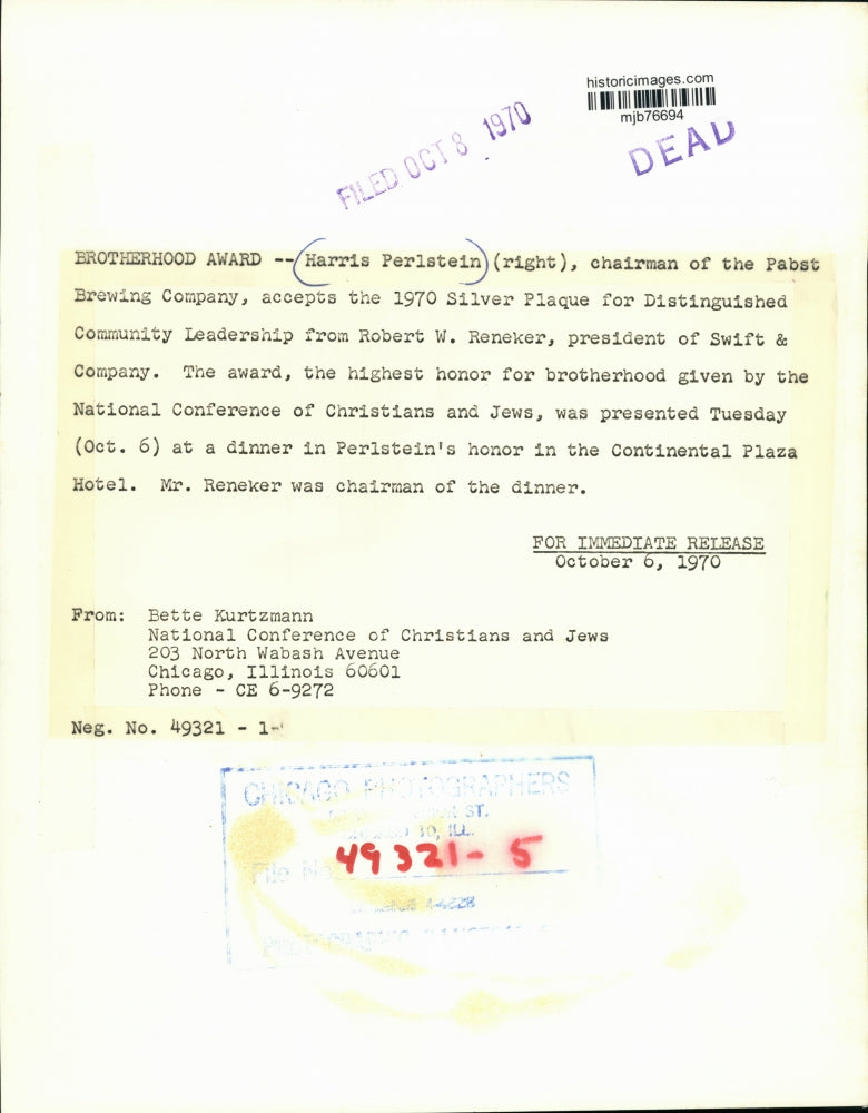 1970 Press Photo Harris Perlstein accepts Brotherhood award Continental Plaza