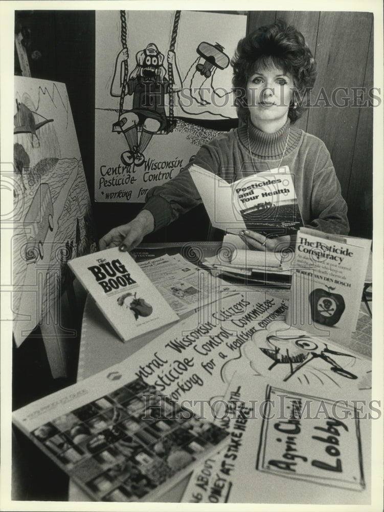 1980 Press Photo Mary Ann Krueger, Stevens Point, information on pesticide use. - Historic Images