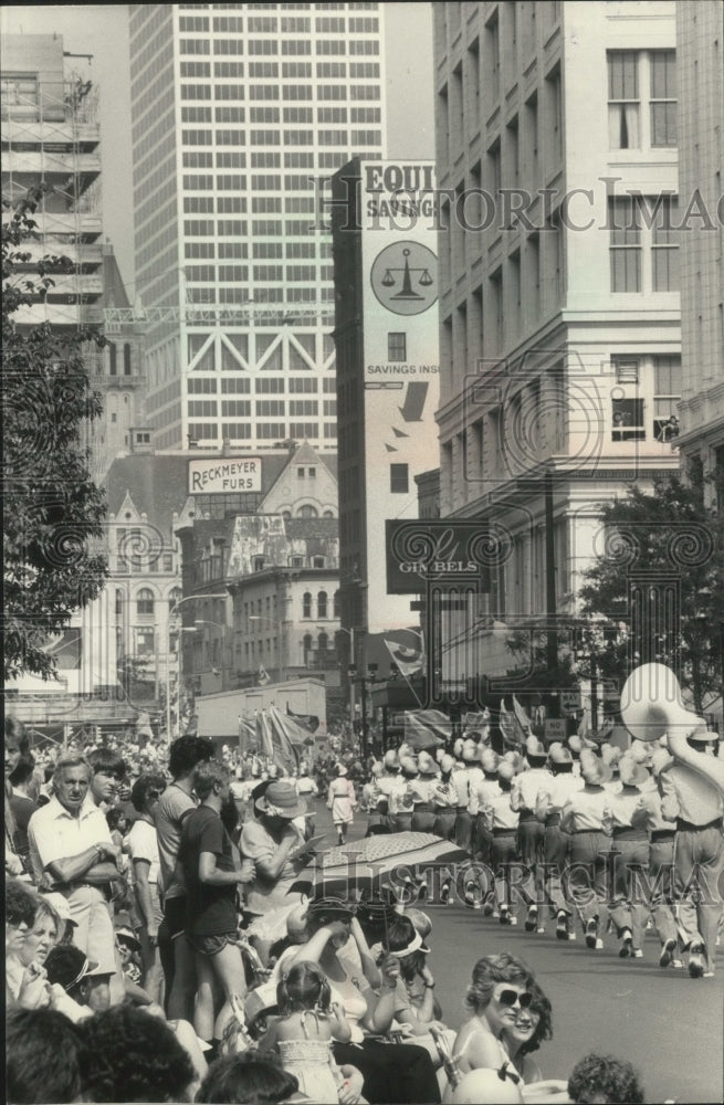 1983 Press Photo Crowd lined street as the City of Festivals Parade passed- Historic Images