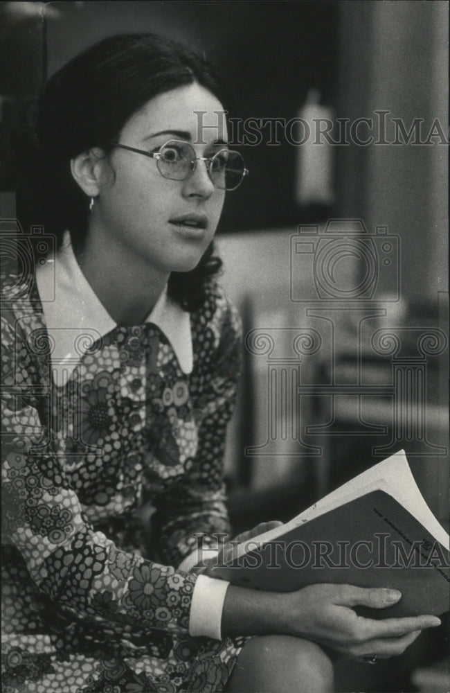 1973 Press Photo Second grade teacher Mrs. Sherrikasdorf of Milwaukee