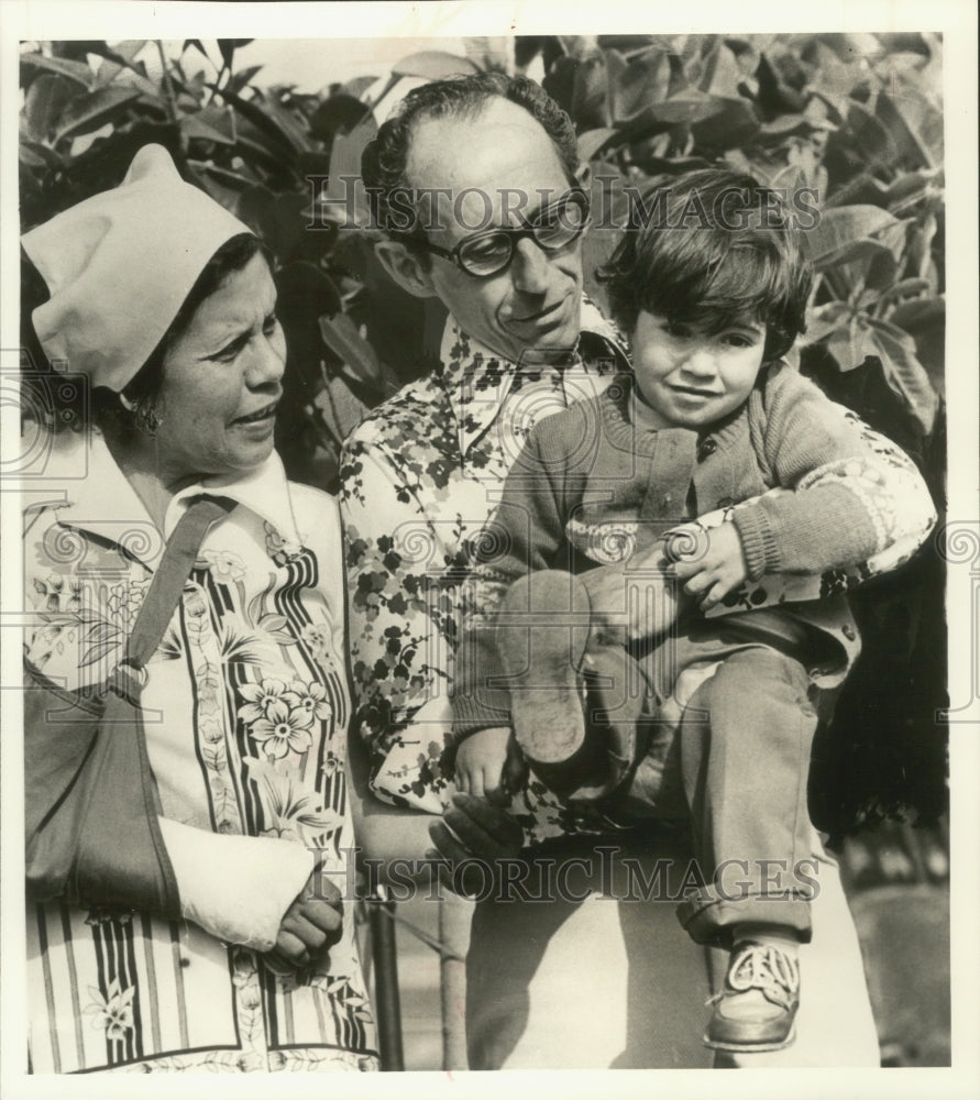 1978 Press Photo Mikie Lowe, 2, and grandparents Mr. and Mrs. Frank Karash- Historic Images