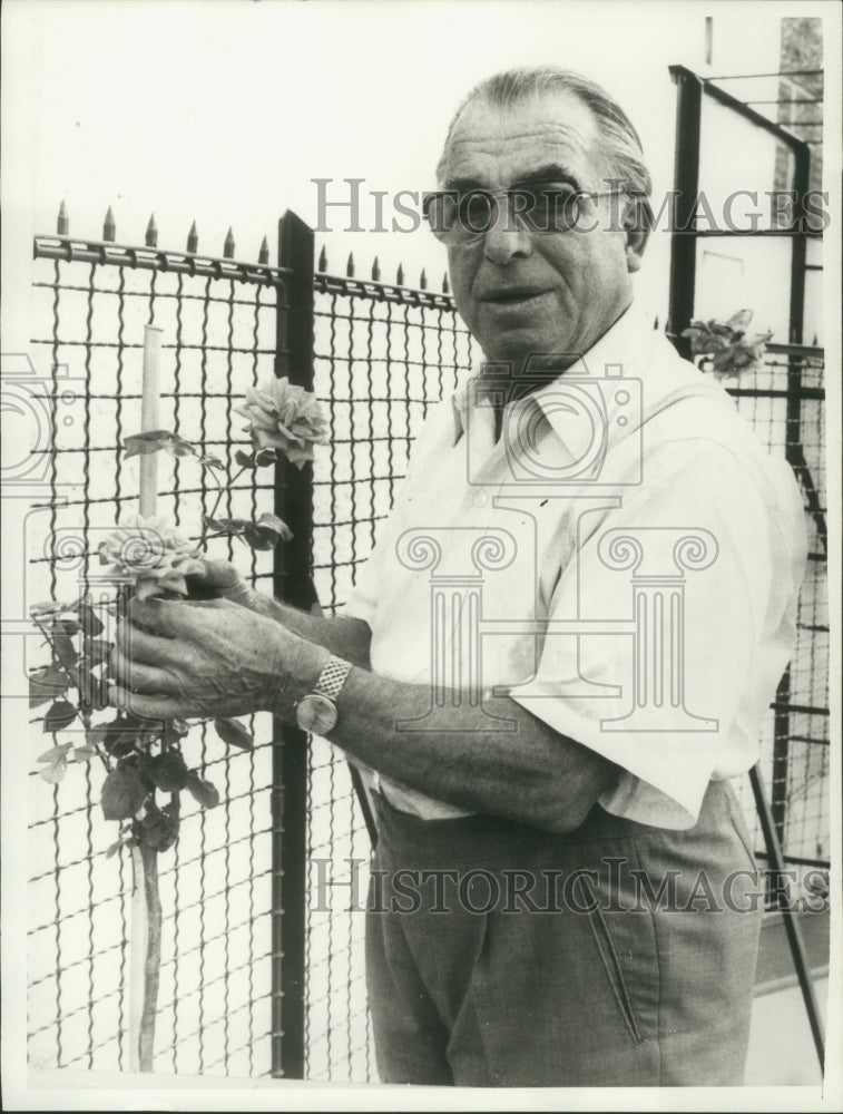1972 Press Photo Retired composer Toni Karas, 66, in his garden in Vienna