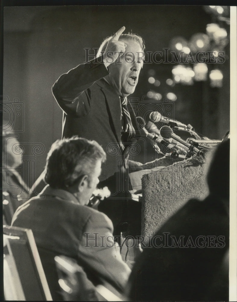 1976 Press Photo Senator Henry Jackson campaigning, Milwaukee, Wisconsin- Historic Images