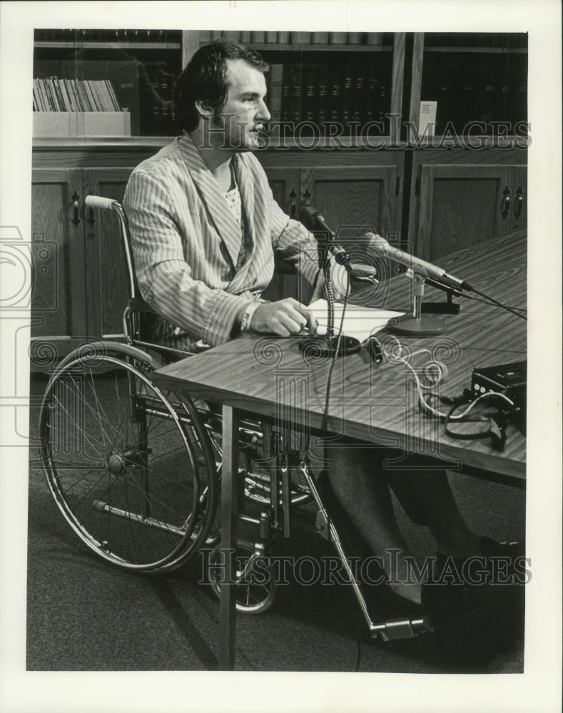 1975 Press Photo Supervisor Donald Kennedy at Trinity Memorial Hospital